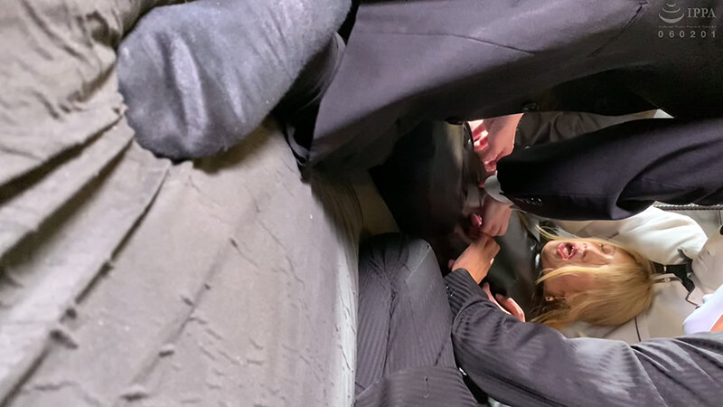 「有賀みなほが挑む拘束くすぐりSM！お姉さん系女優の拷問プレイ動画が話題」のサンプル画像6枚目