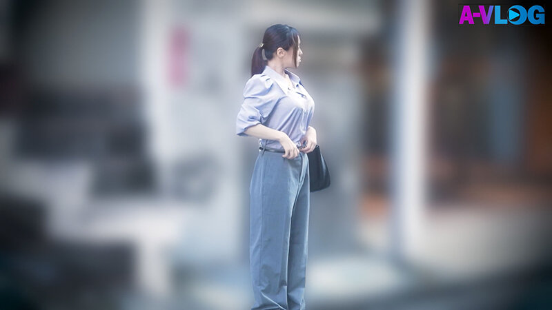 「【素人OL】爆乳Hカップ美女が足コキ＆潮吹きで乱れる！仕事中のP活で中出しされる巨乳女子」のサンプル画像1枚目