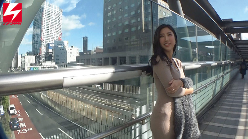 「【素人人妻】巨乳お姉さんセレブ妻スミレさんとハメ撮り中出し！即ハメ絶倫ビッチの帰国不倫」のサンプル画像1枚目