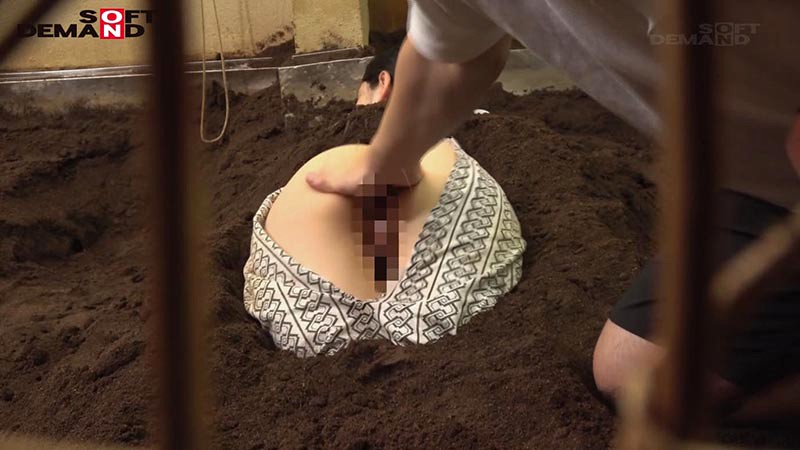 「スレンダーOLが電マ拘束で潮吹き絶頂！砂風呂エステで感度10倍の快感体験」のサンプル画像6枚目