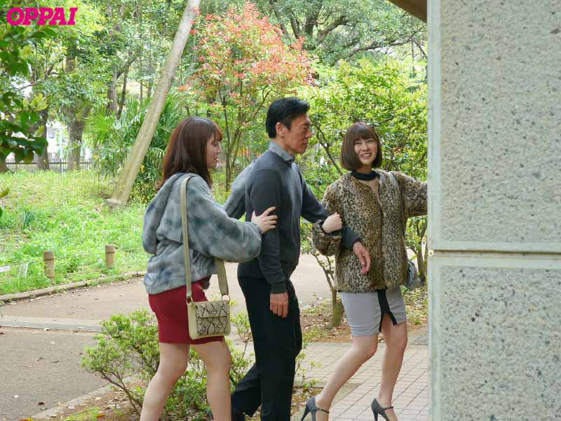 「小花のん×川北メイサが巨乳パイズリで挟み撃ち！声出し禁止ハーレム3P乱交パパ活デート」のサンプル画像2枚目