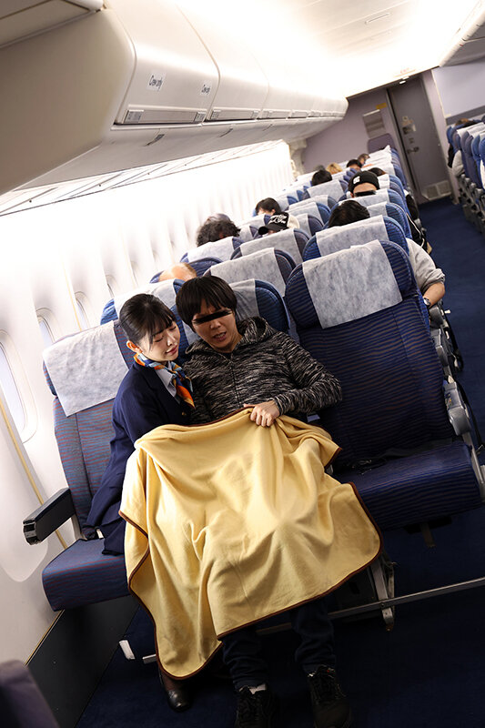 「スレンダー美人CAとホテルでハメ撮り中出し！スチュワーデスコスプレの濃厚プレイ」のサンプル画像5枚目