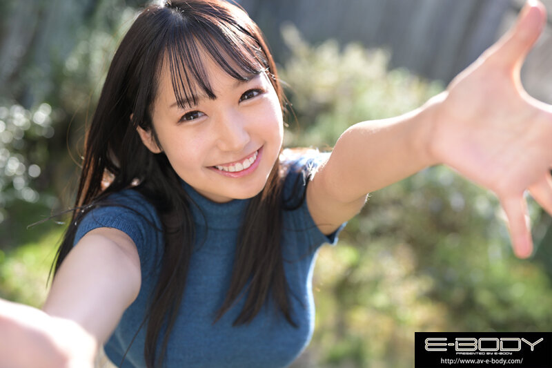 「星乃夏月 Gカップ巨乳美少女が3P・4Pに挑戦！パイズリも披露する18歳デビュー作」のサンプル画像1枚目