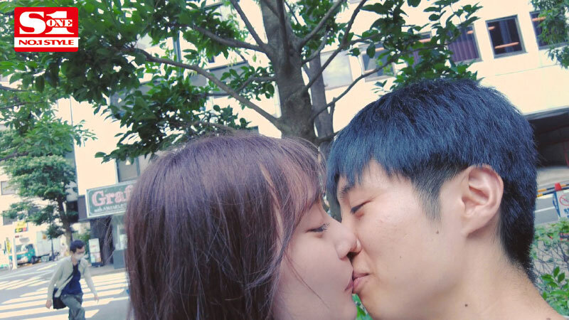 「楓ふうあの濃厚キス・接吻責めがエロい！スレンダー巨乳痴女の長身お姉さんに朝まで犯される」のサンプル画像1枚目