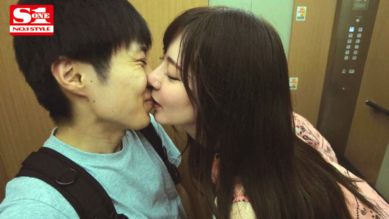 「楓ふうあの濃厚キス・接吻責めがエロい！スレンダー巨乳痴女の長身お姉さんに朝まで犯される」のサンプル画像2枚目