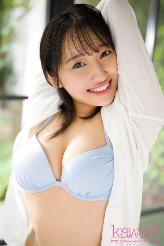 「安達ゆら 美乳Ecup美少女が潮吹き・顔射・3Pで本気イキ体験 小麦肌の敏感ボディAVデビュー」のサンプル画像2枚目