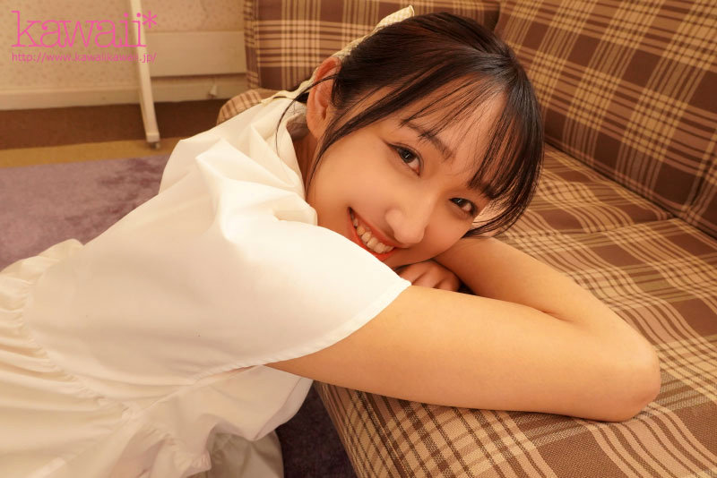 「安達ゆら 美乳Ecup美少女が潮吹き・顔射・3Pで本気イキ体験 小麦肌の敏感ボディAVデビュー」のサンプル画像3枚目