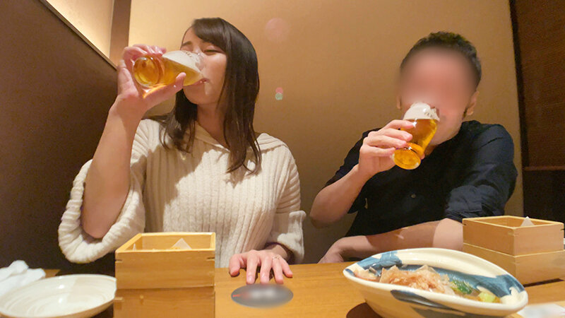 「【素人人妻】スレンダー巨乳の癒し系セラピストに不倫中出し＆潮吹きぶっかけで絶頂」のサンプル画像1枚目