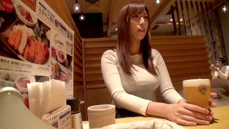 「【彩奈リナ】巨乳人妻をナンパ!ほろ酔い美人奥様が理性崩壊する試飲会ドキュメント」のサンプル画像2枚目