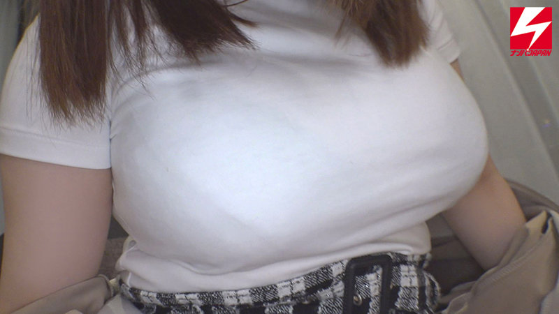 「【素人女子大生】張り裂けそうな爆乳美少女をレンタル！白T越しの巨乳にパイズリ中出しで大興奮」のサンプル画像1枚目