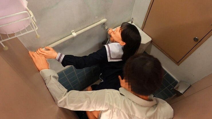 「美少女JKのトイレ盗撮映像！制服女子校生の禁断中出しSEXを隠し撮り」のサンプル画像16枚目