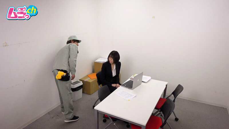 「【神田ゆい】巨乳スレンダー素人OLの秘密オナニーを盗撮・のぞき！会議室での大胆プレイ」のサンプル画像4枚目