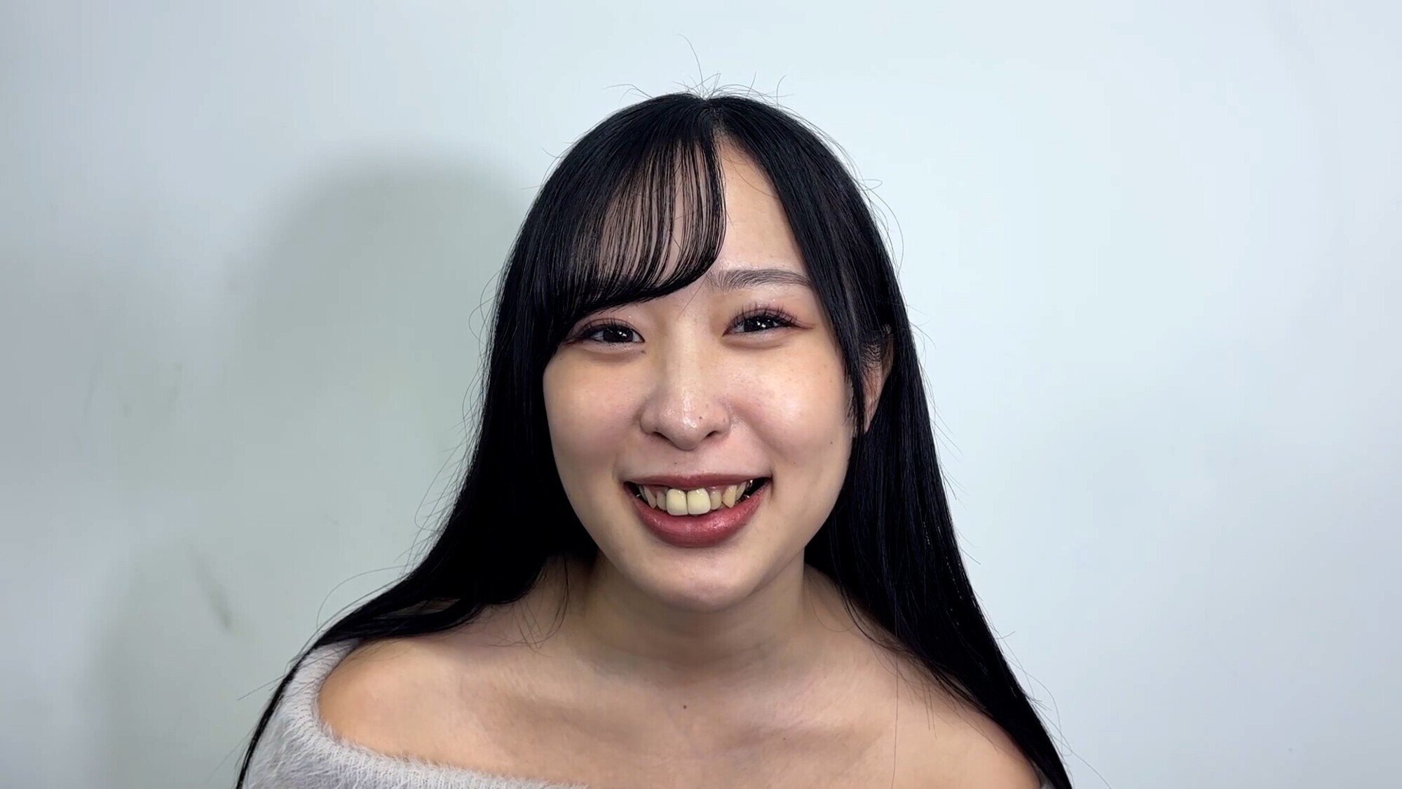 「喉ちんこが可愛いゆのちゃんの口内観察」のサムネイル